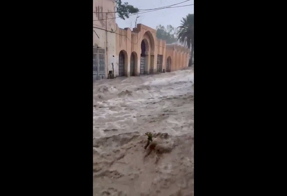عاصفة رعدية تتسبب في فيضانات بمدينة بوسعادة الجزائرية (فيديو)