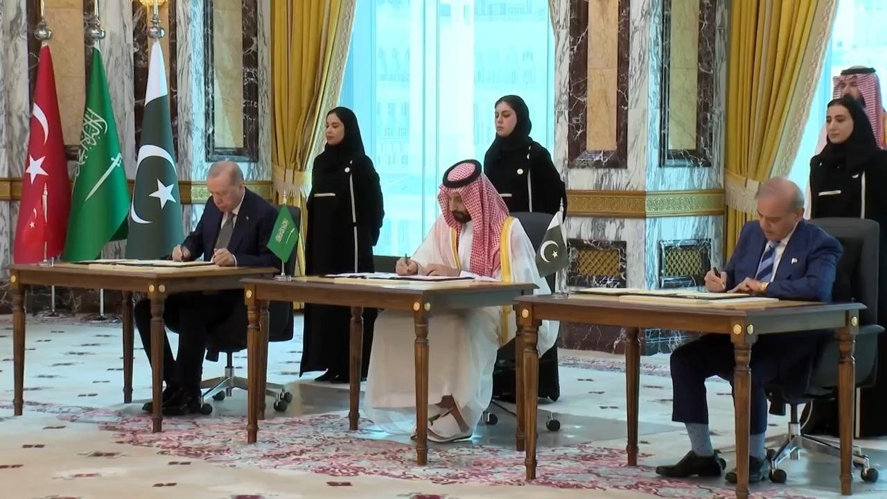 أمير سعودي يرد على أكاديمي إماراتي وسط جدل بشأن اتفاق مكة للدفاع المشترك