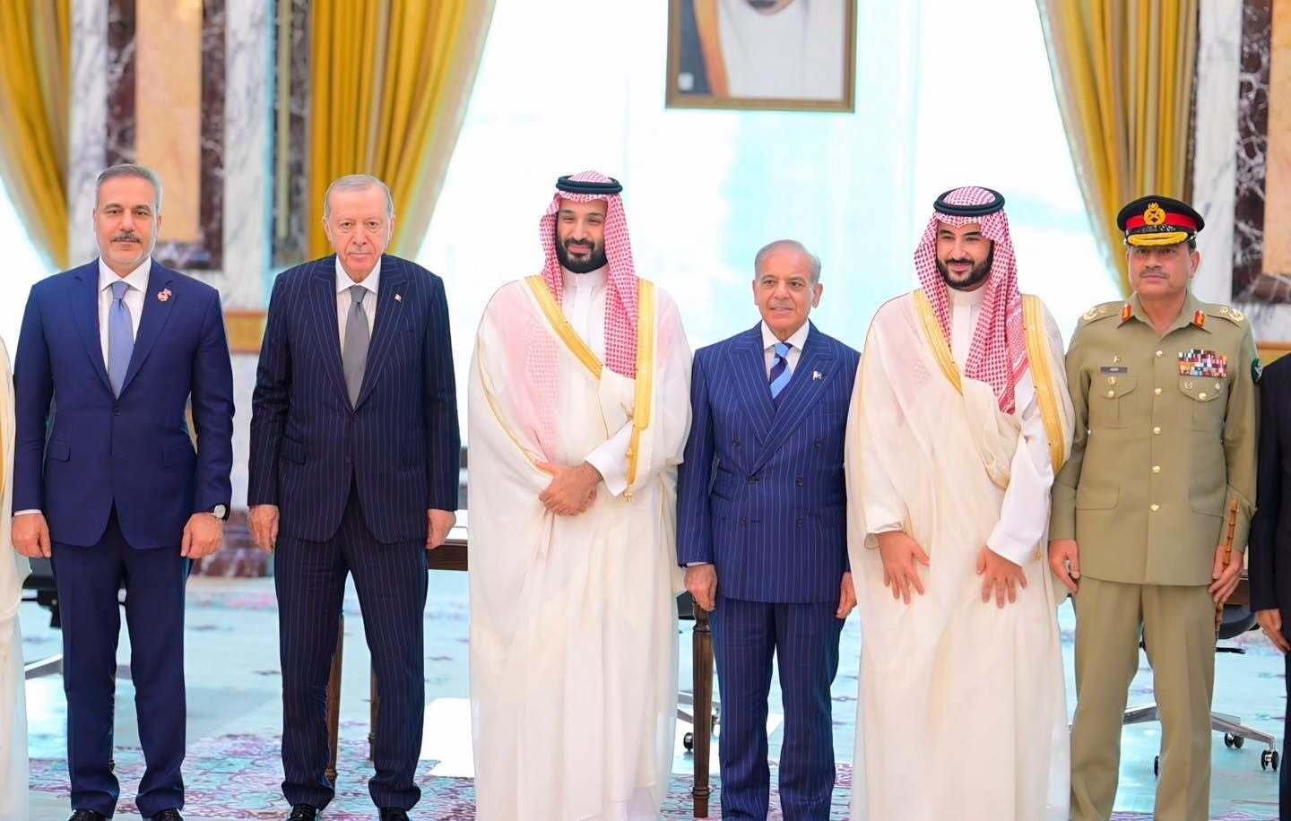 سفير أمريكي سابق يكشف لـ«CNN» أسباب توقيع الاتفاق الدفاعي بين السعودية وتركيا وباكستان
