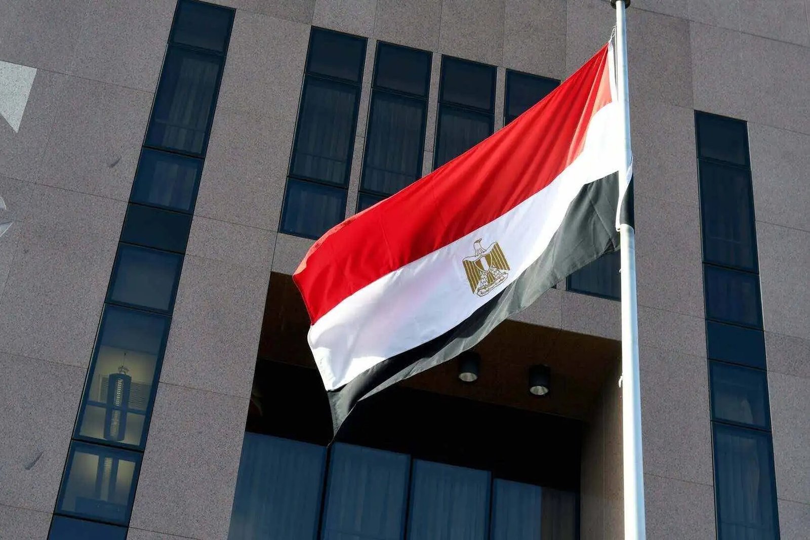 مصر تدين استهداف ناقلة نفط إماراتية في هرمز وتحذر من تهديد حرية الملاحة