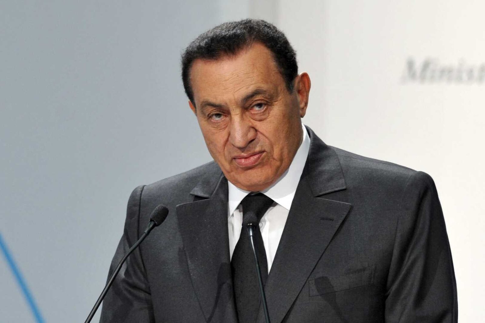 علاء مبارك يشن هجومًا حادًا على أحد أبرز وزراء عهد والده