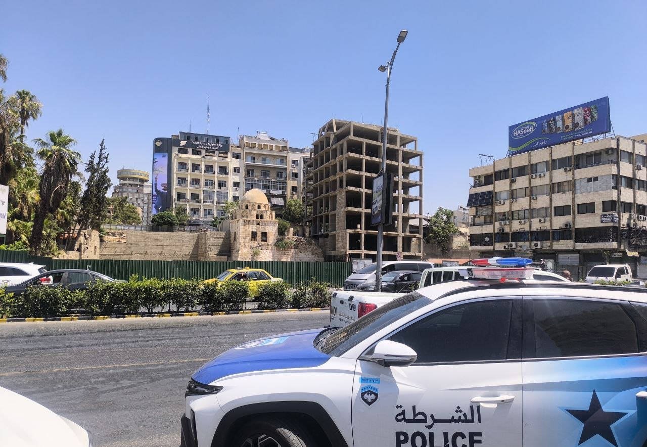 سوريا.. مخالفة مرورية تتحول إلى «مباراة ملاكمة» في درعا (فيديو)