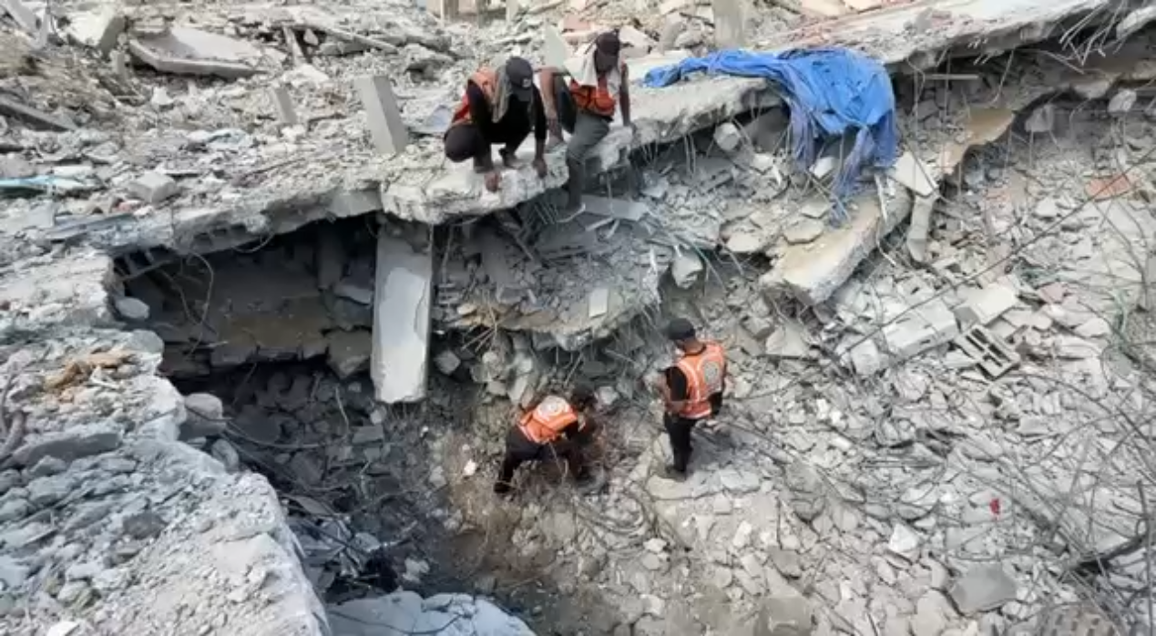 19 جثمانًا.. انتهاء عمليات انتشال الضحايا من عمارة كرم في غزة (فيديو)