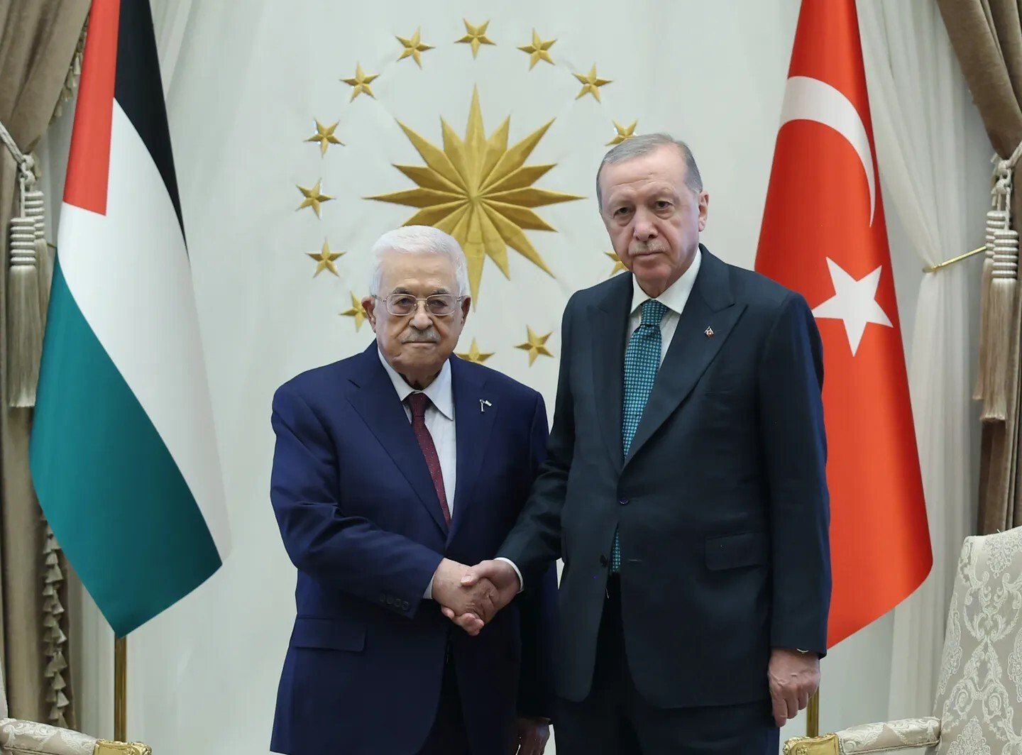 الرئيس الفلسطيني محمود عباس يصل إلى أنقرة في زيارة رسمية