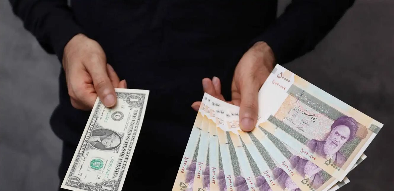 الريال الإيراني يهوي إلى أدنى مستوى تاريخي.. الدولار يتجاوز مليوني ريال