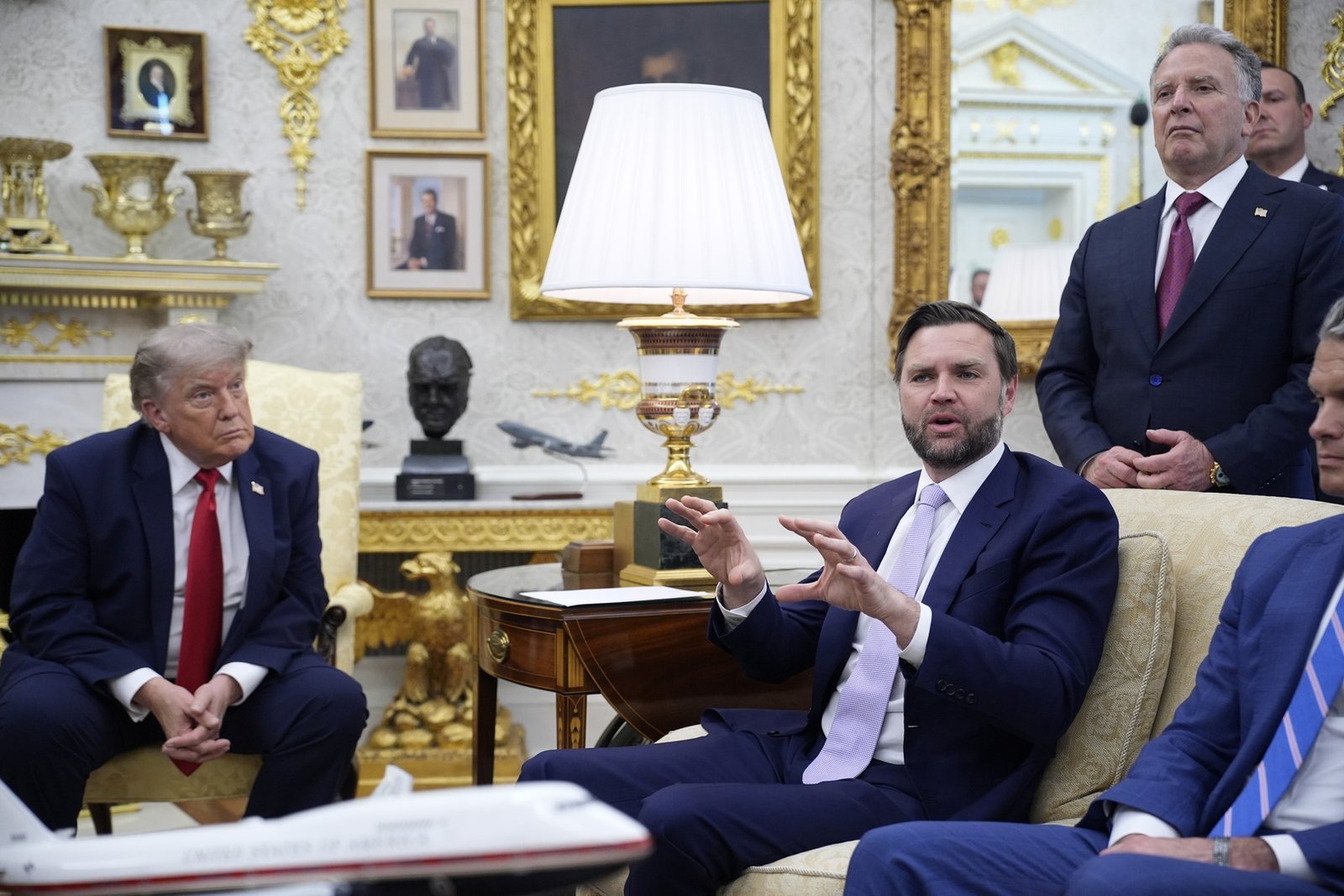 WSJ: فانس حذّر ترامب قبل حرب إيران ومديرة الاستخبارات من تداعيات اغتيال خامنئي