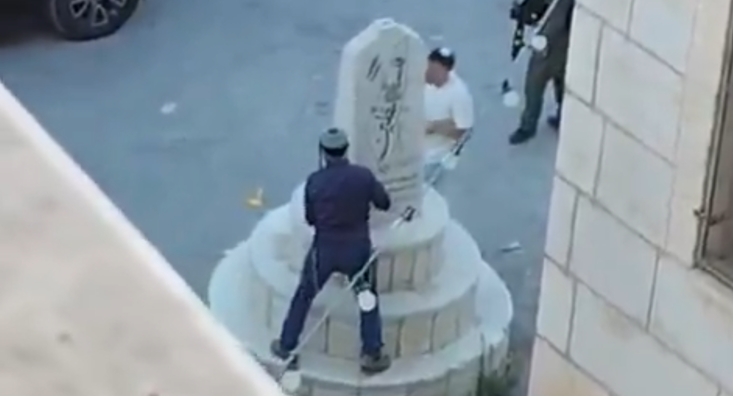 عضو كنيست إسرائيلي يحطم نصبًا تذكاريًا في مادما بالضفة تحت حماية أمنية