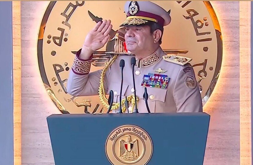 السيسي يفاجئ فنانة مصرية بموقف لافت خلال احتفال المولد النبوي (فيديو)