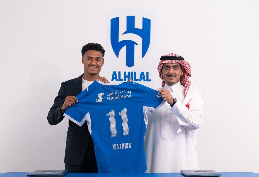 الهلال السعودي يضم مهاجم أستون فيلا بعد رحيل بنزيما