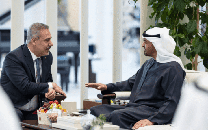 رئيس دولة الإمارات يستقبل وزير الخارجية التركي