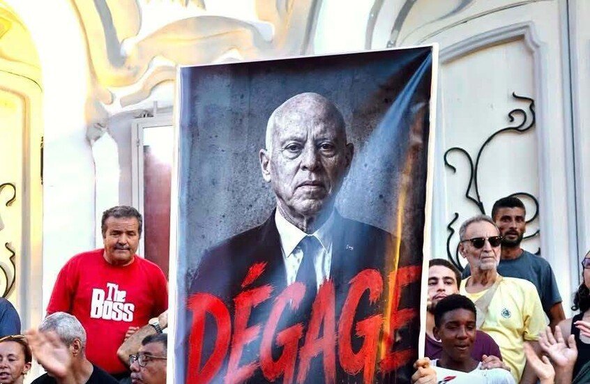 نقيب الصحفيين في تونس يعلن توقيف صحفي بارز في البلاد