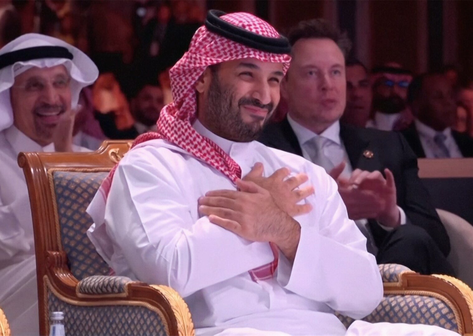 نجوم ومشاهير عرب يهنئون محمد بن سلمان بأغانٍ ورسائل