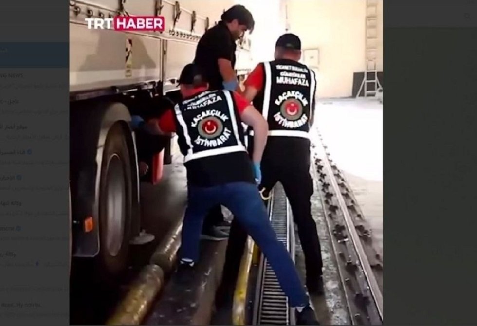 تركيا.. توقيف يوتيوبر شهير أثناء محاولته الهرب إلى بلغاريا أسفل شاحنة