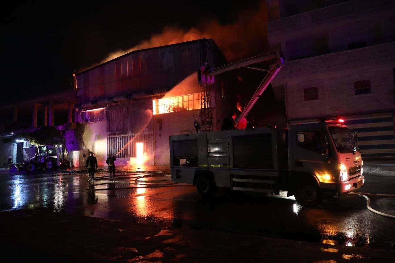 11 فرقة إطفاء تكافح حريقًا هائلًا في مستودع للزيوت والمواد الغذائية بحلب