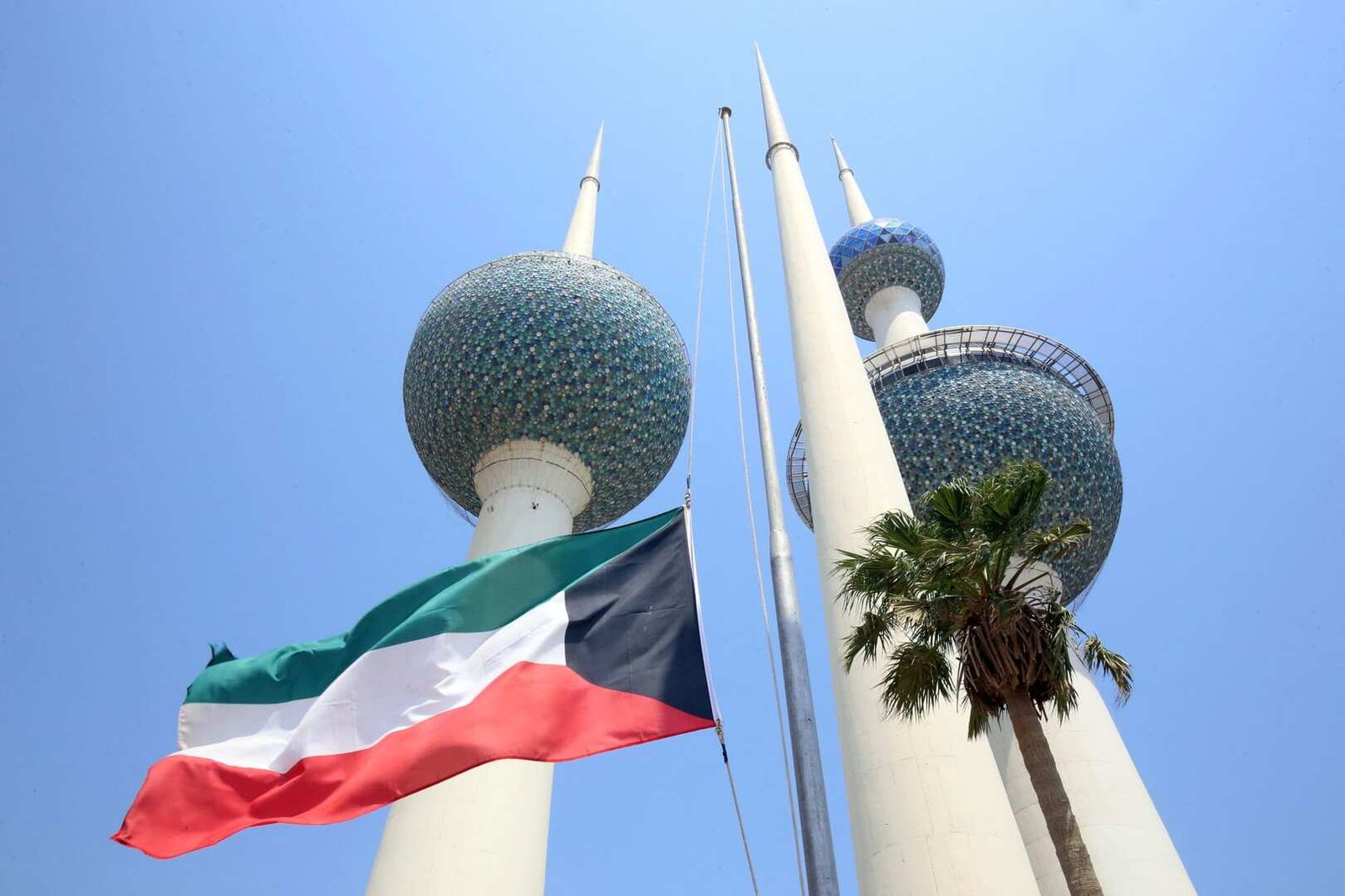 الكويت.. حريق يندلع في مجمع سكني استهدفته مسيّرة إيرانية