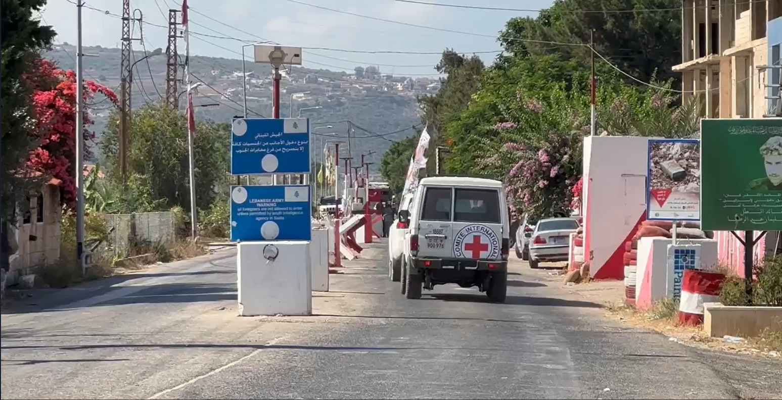 إسرائيل تسلم الصليب الأحمر اللبناني أسرى لبنانيين عند معبر الناقورة جنوب لبنان
