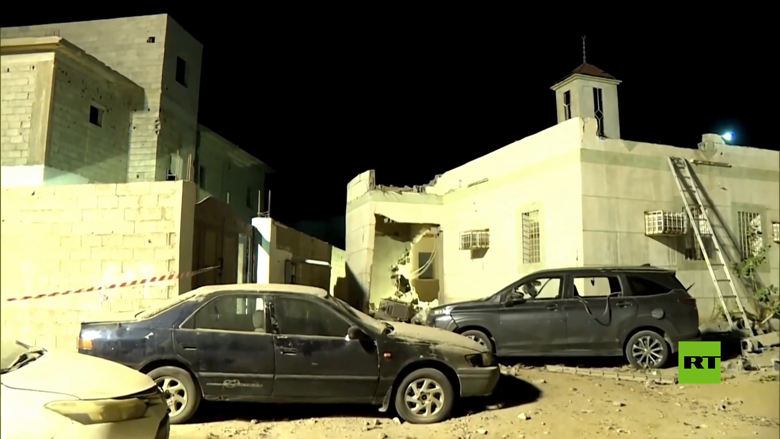 آثار سقوط قذيفة على محافظة الطوال السعودية