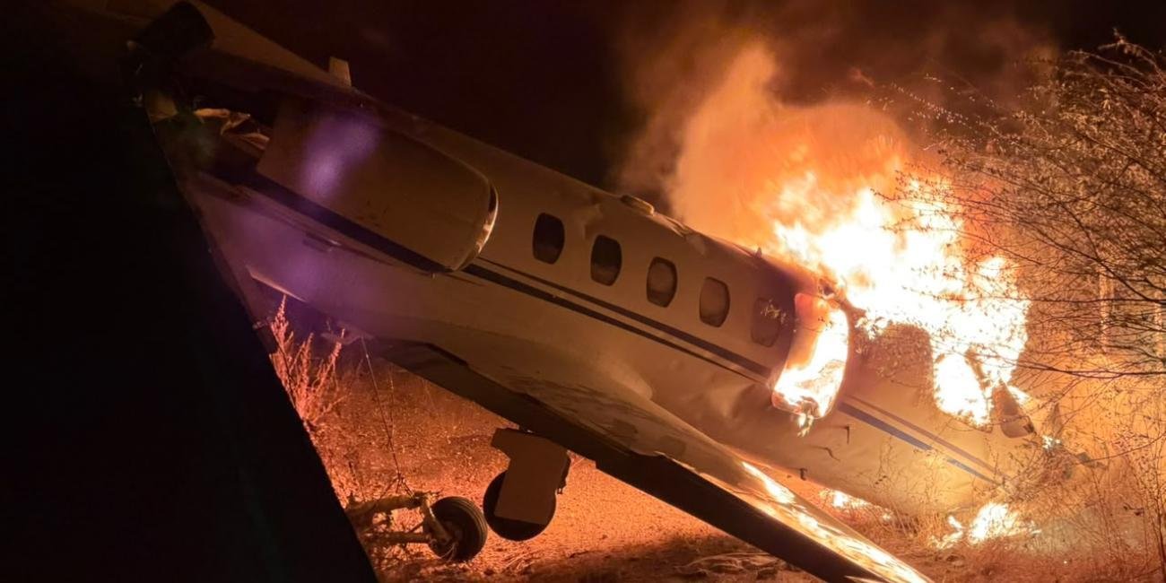 المغني البرازيلي ري فاكيرو ينجو من الموت بأعجوبة بعد اشتعال النيران في طائرته