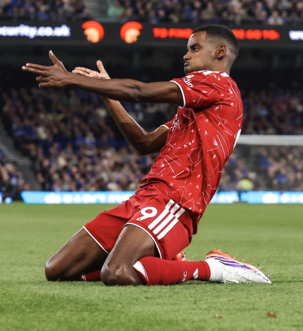ليس محمد صلاح.. إيزاك يكشف عن أفضل لاعب لعب إلى جواره (فيديو)