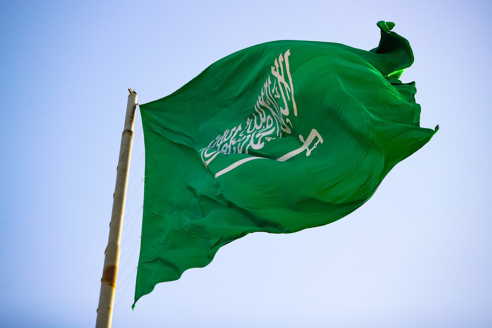 رويترز عن شاهد عيان: ألسنة لهب ودخان تُرى قرب مطار العاصمة السعود