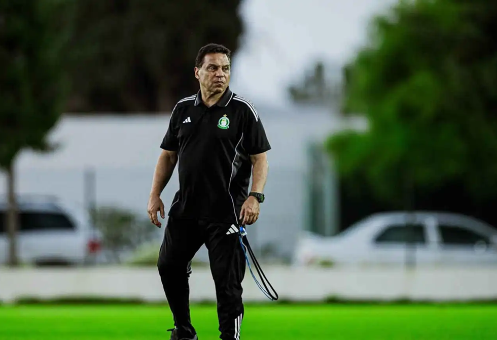 طالبه باستنساخ "أداء فليك" مع برشلونة.. كيف رد حسام البدري على مشجع أهلي طرابلس؟