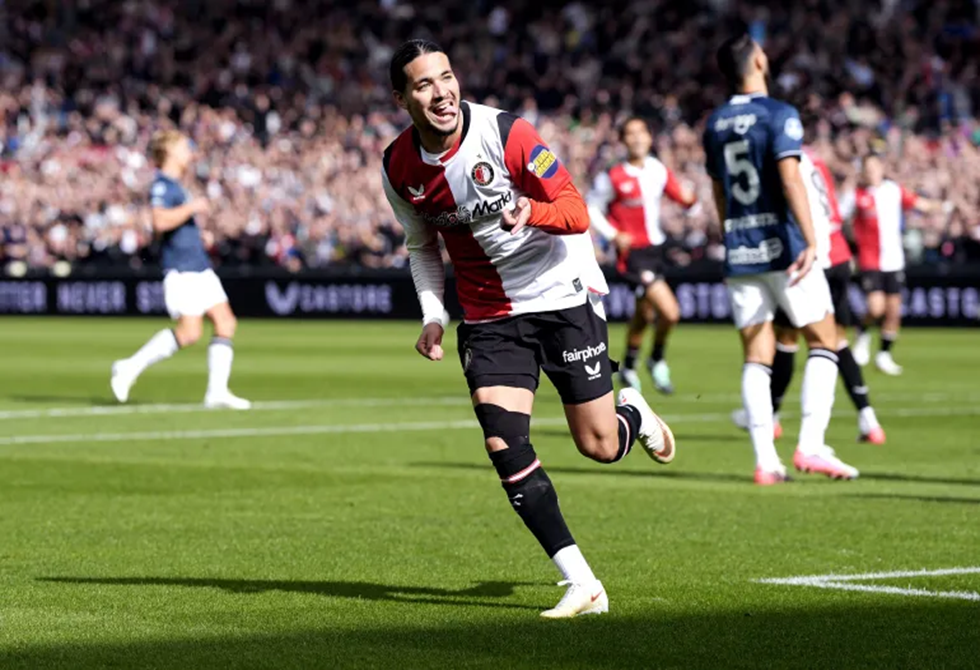 بنسخة كربونية.. الجزائري حاج موسى يسجل ثنائية ويقود فينورد لاكتساح أوتريخت