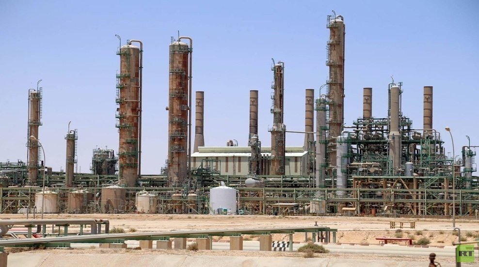 ليبيا.. إغلاق خط الشرارة النفطي يخفض الإنتاج بأكثر من 200 ألف برميل يوميًا