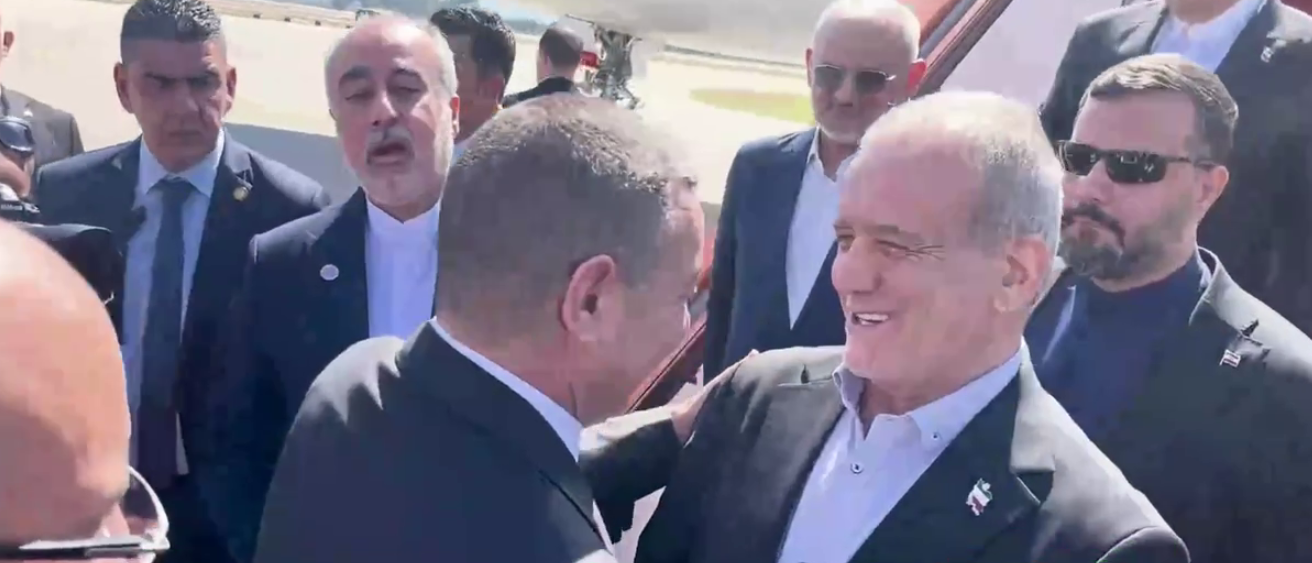 استقبال رسمي للرئيس الإيراني بزشكيان خلال توقف طائرته في مطار الجزائر