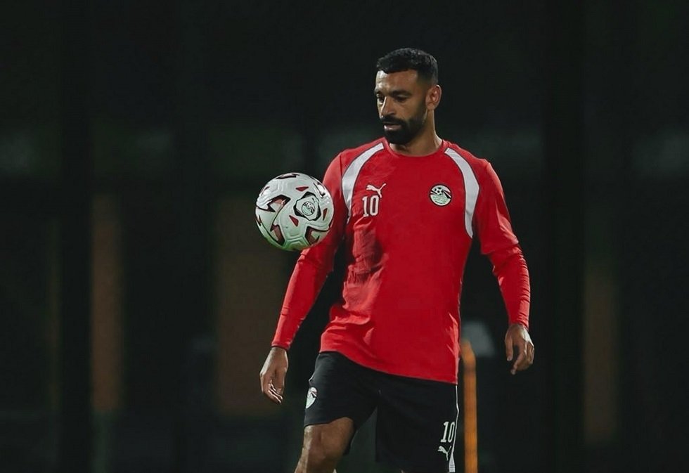 صلاح يخطف الأنظار في مران منتخب مصر بهدف رائع من فوق الحارس (فيديو)