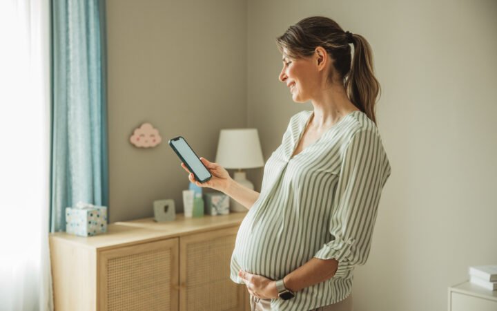 دراسة علمية تبحث العلاقة بين استخدام الهاتف المحمول أثناء الحمل وصحة الجنين