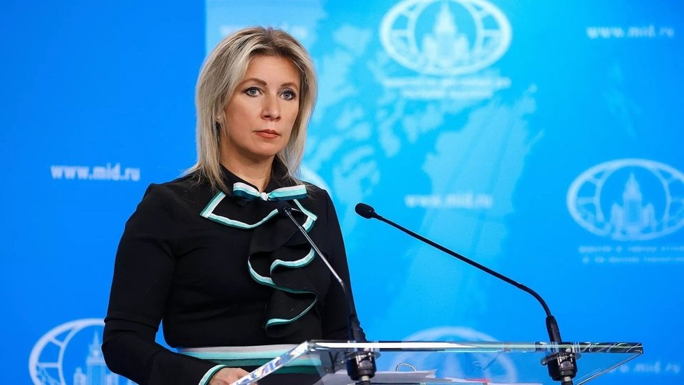 زاخاروفا: إستونيا ربت جيلا على "روح شباب هتلر"