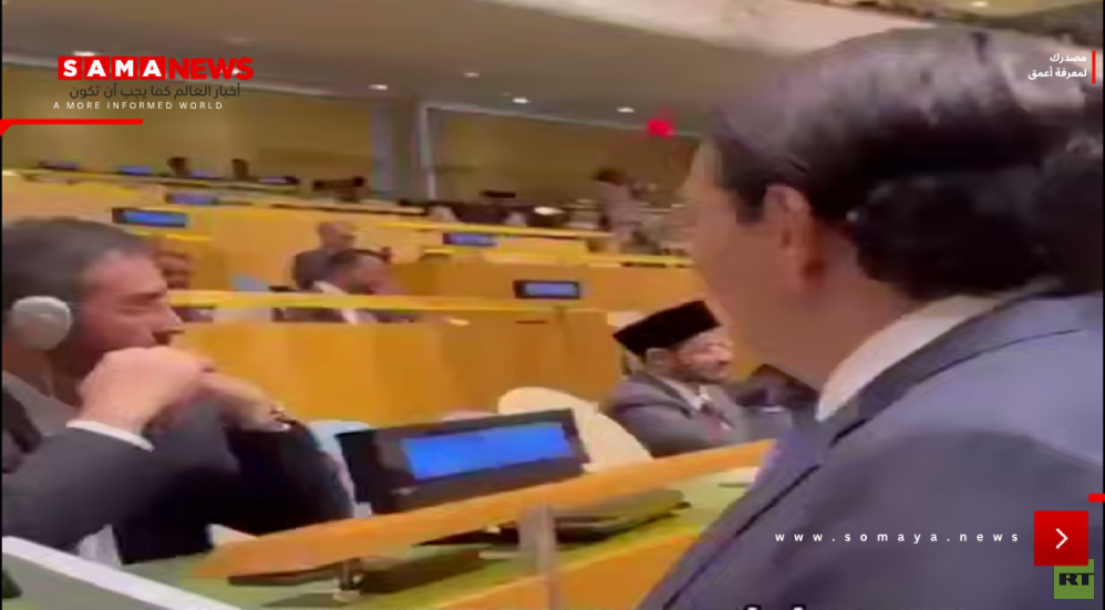 سفير إسرائيل يقترب من دبلوماسي إيراني ويستفزه بـ"جهاز" ويوجه له كلاما مباشرا عن تغيير النظام (فيديو)