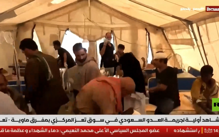 اليمن.. مشاهد من سوق في مدينة تعز بعد تعرضه لقصف أدى إلى مصرع 7 أشخاص على الأقل