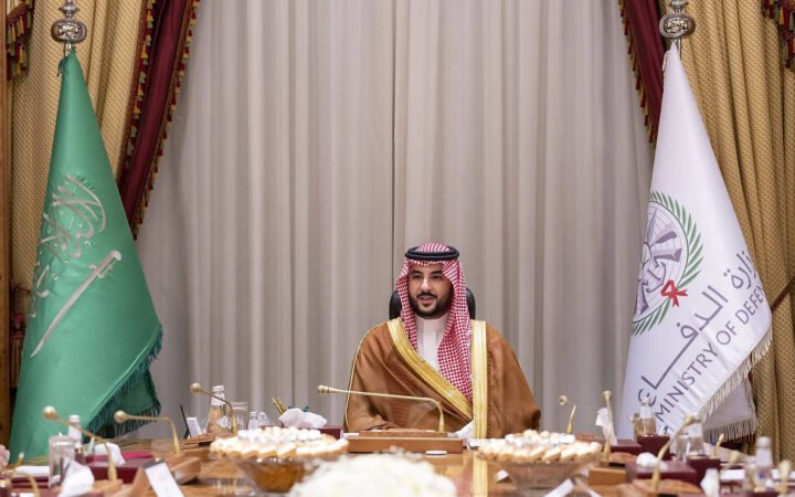 وزير الدفاع السعودي يدعو نائب رئيس الإمارات لزيارة المملكة