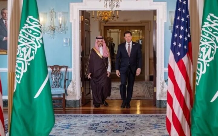 السعودية والولايات المتحدة تؤكدان أهمية أمن الملاحة في هرمز وباب المندب