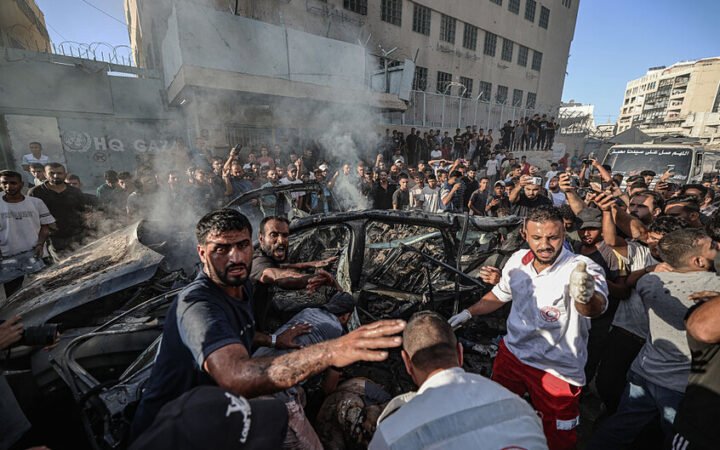 تعمل طواقم الإسعاف على انتشال جثمان شخص قُتل في غارة إسرائيلية استهدفت مركبة في منطقة