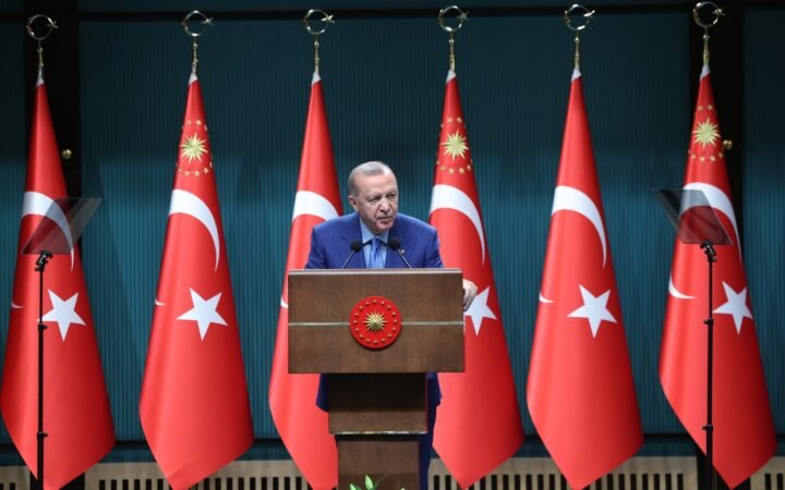 فضيحة الصناديق تدفع أردوغان للتدخل.. والمركزي التركي يحاول منع انهيار الليرة