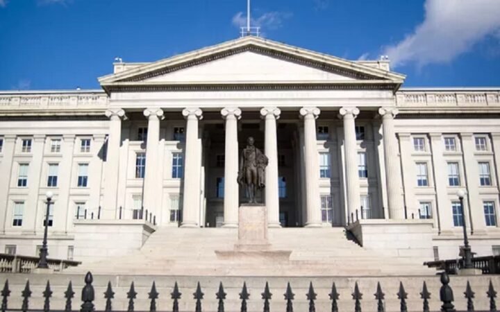 واشنطن تفرض عقوبات على 10 أفراد وكيانات بتهمة إمداد وزارة الدفاع الإيرانية بالأسلحة