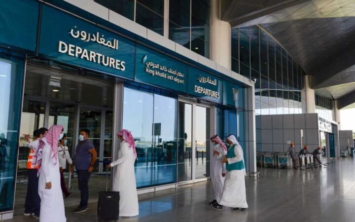 شهود لـ"فرانس برس": عمليات إخلاء في مطار الرياض