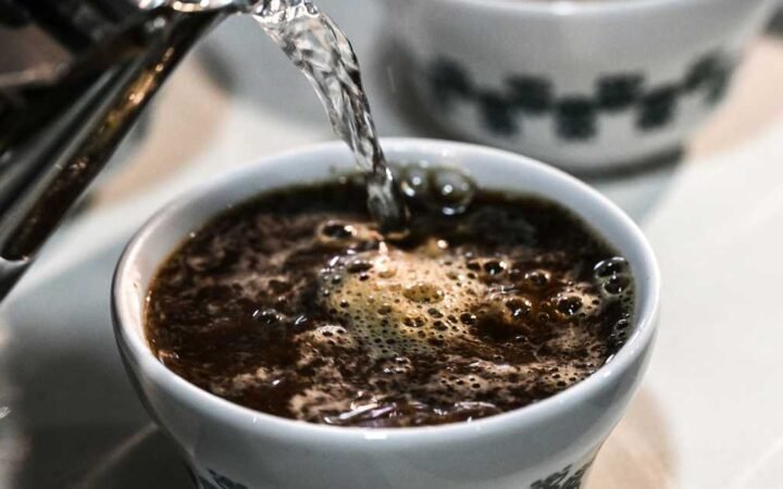 فنجان القهوة المعتاد.. متى يتحول إلى مشكلة صحية؟