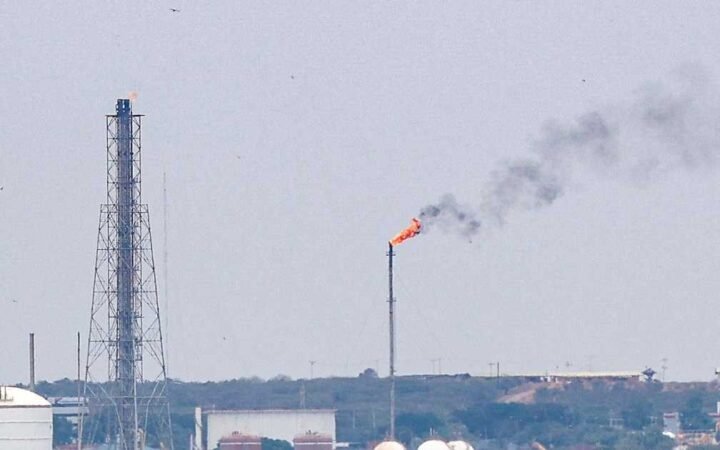 بعد سنوات من الجمود.. معدات تصل فنزويلا لإحياء قطاع النفط