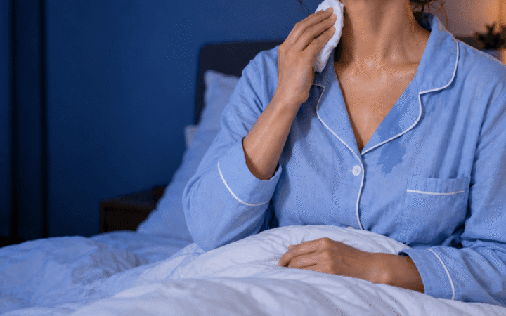 التعرق أثناء النوم.. متى تصبح حرارة الليل علامة مرضية؟