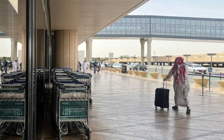 السعودية تمدد تعليق العمليات في مطار الملك خالد