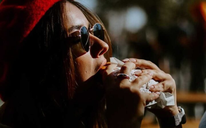 ما الطريقة المثلى لمضغ الطعام؟ إليك ما يقوله الخبراء