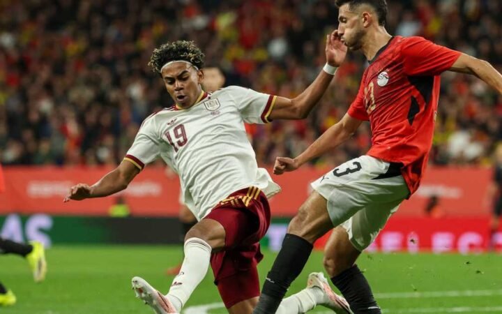 الفيفا يعاقب إسبانيا بعد أحداث مباراة مصر