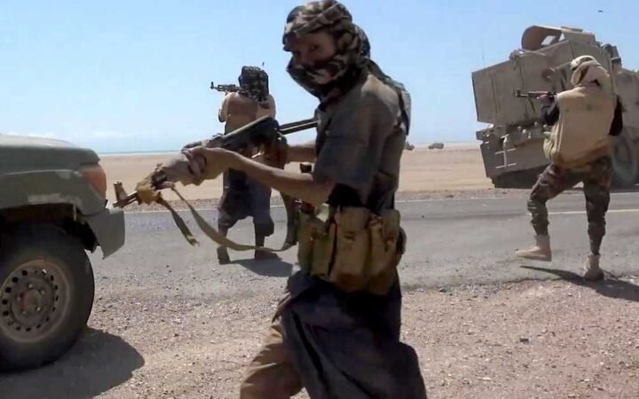 معارك محتدمة في تعز.. ومقتل مدنيين بقصف للحوثيين