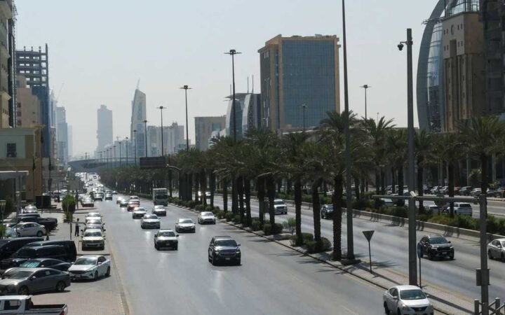 السعودية تعلن تدمير صاروخ باليستي ومسيرة أطلقهما الحوثيون
