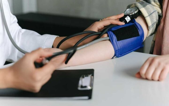 هل يمكن علاج ضغط الدم من الأذن؟