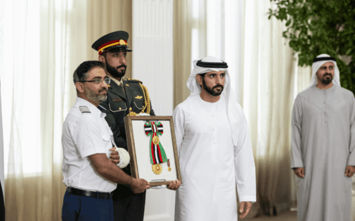 محمد بن زايد يمنح طاقم طائرة "فلاي دبي" وسام زايد الثاني