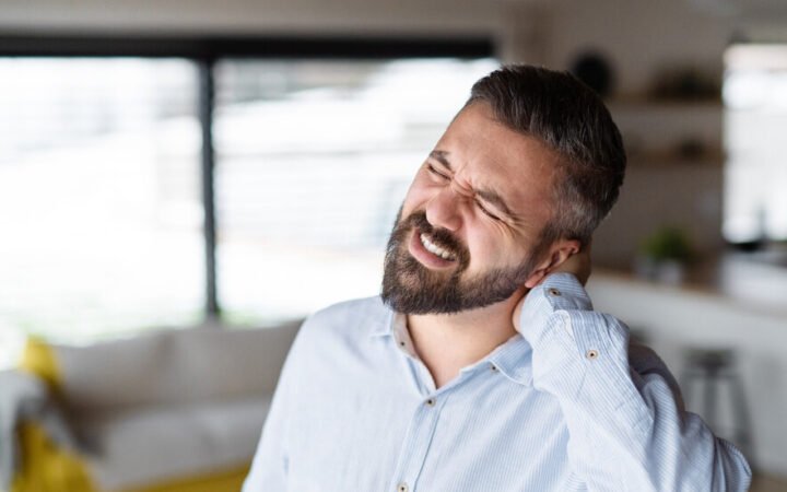 7 أسباب مقلقة لآلام الرقبة يجب ألا تتجاهلها